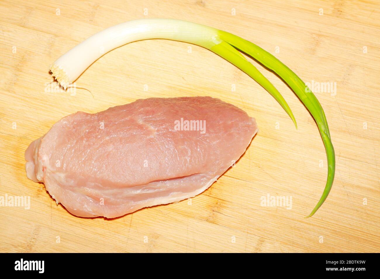 Mageres Fleisch und die Zutaten auf dem Schneidebrett Stockfoto