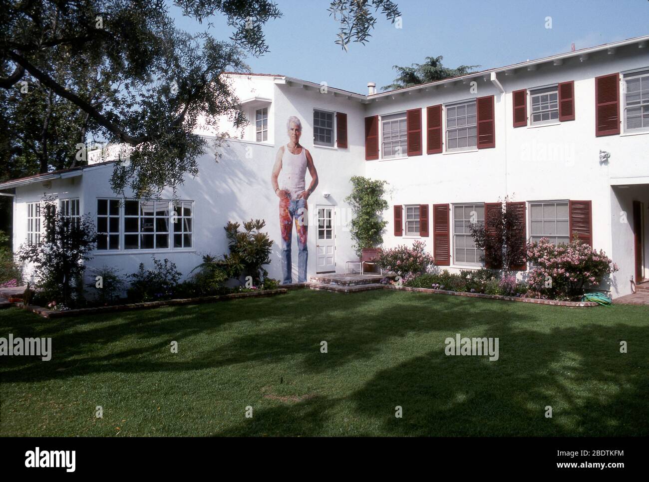 Blick auf den Hinterhof des Hauses des Software-Verlegers Peter Norton mit dem Auftrag zum Wandbild von Kent Twitchell mit der Darstellung des feinen Artsit Don Bachardy in Santa Monica, CA Stockfoto