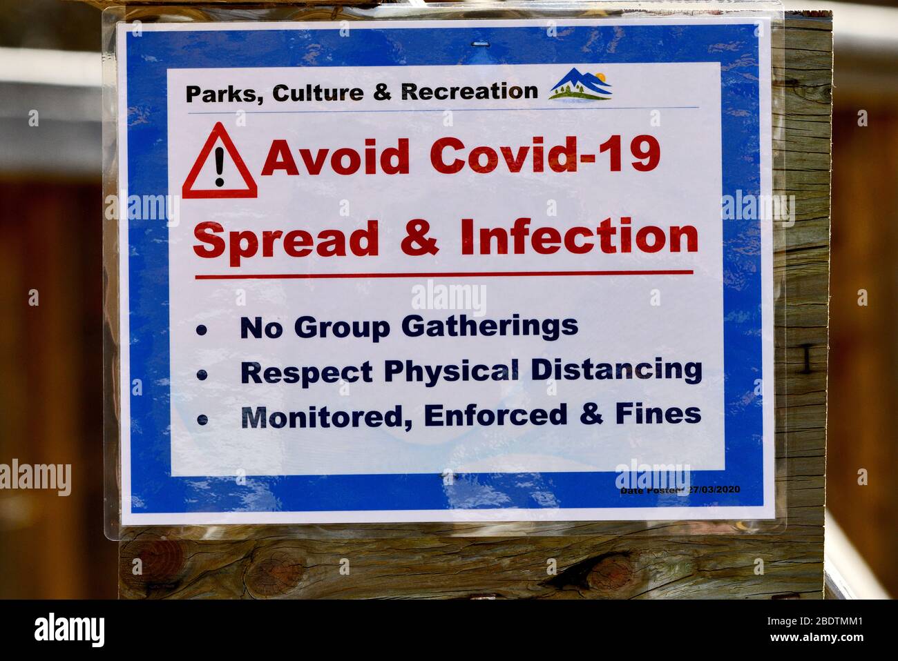 Ein Parkschild warnt Nutzer vor der Verbreitung des Covid-19 Virus in Hinton Alberta Kanada. Stockfoto