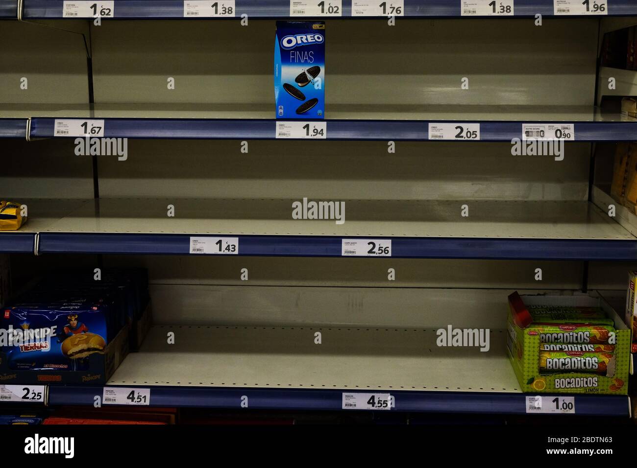 Barcelona, Spanien April 2020 : leere Regale in einer Filiale des Cabrabo-Supermarktes während des Corona-Virus-Ausbruchs Stockfoto