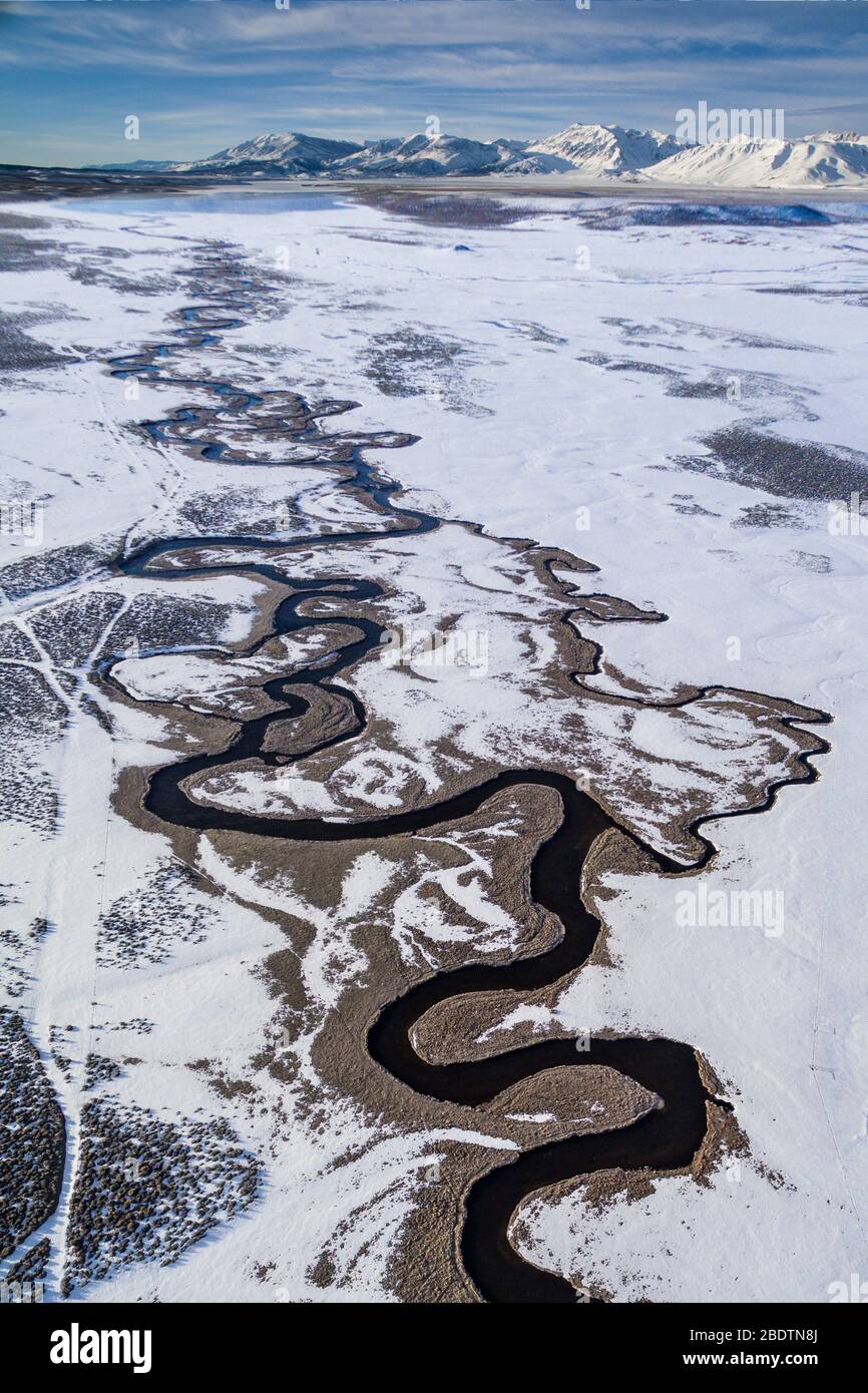 Hot Creek schlängelt sich durch EINE kalifornische Winterlandschaft Stockfoto