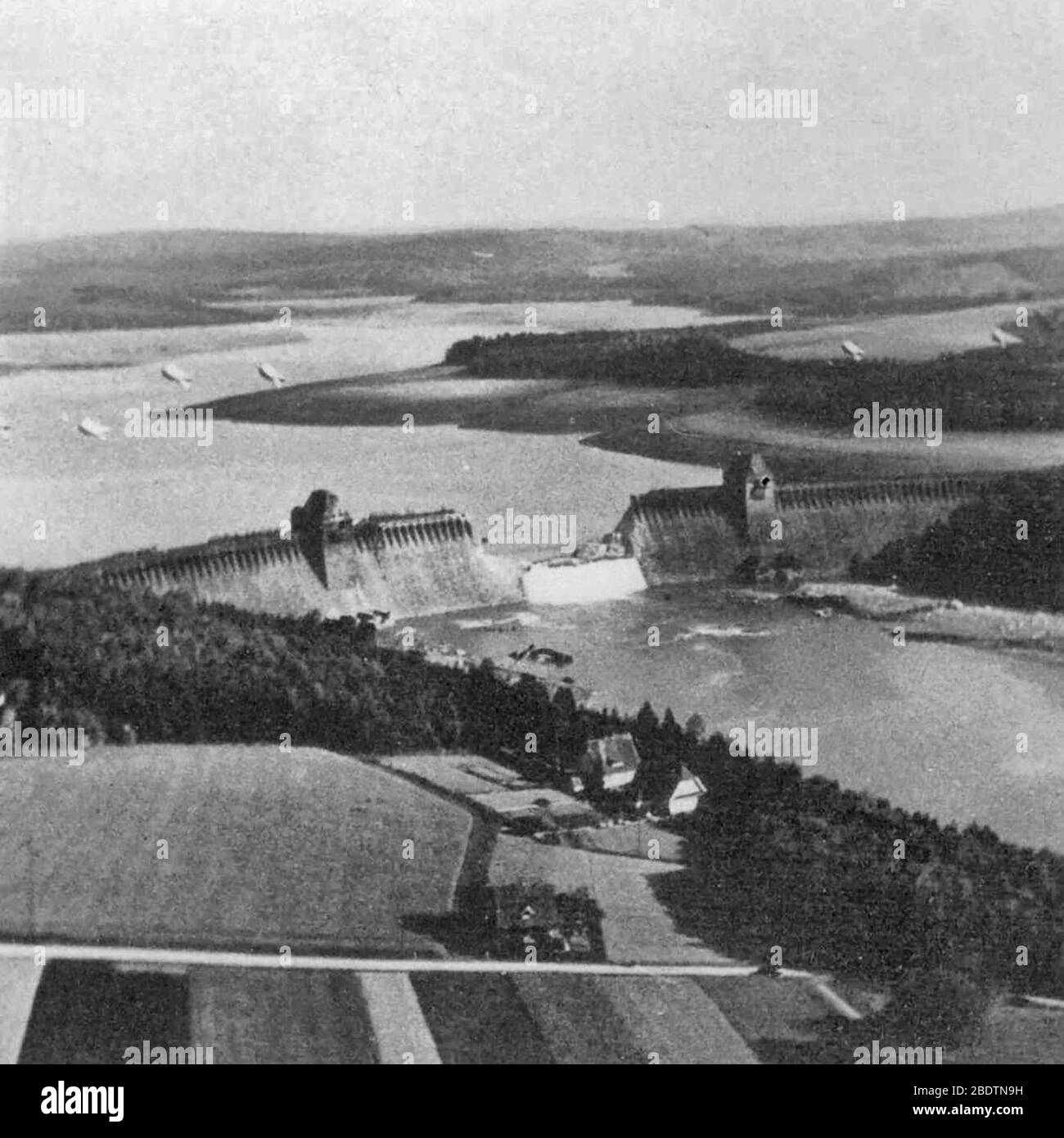 Foto des durchbrochen Möhne-Damms von Flying Officer Jerry Fray von Nr. 542 Squadron von seiner Spitfire PR IX, sechs Barrage-Luftballons befinden sich über dem Staudamm, 17. Mai 1943 Stockfoto