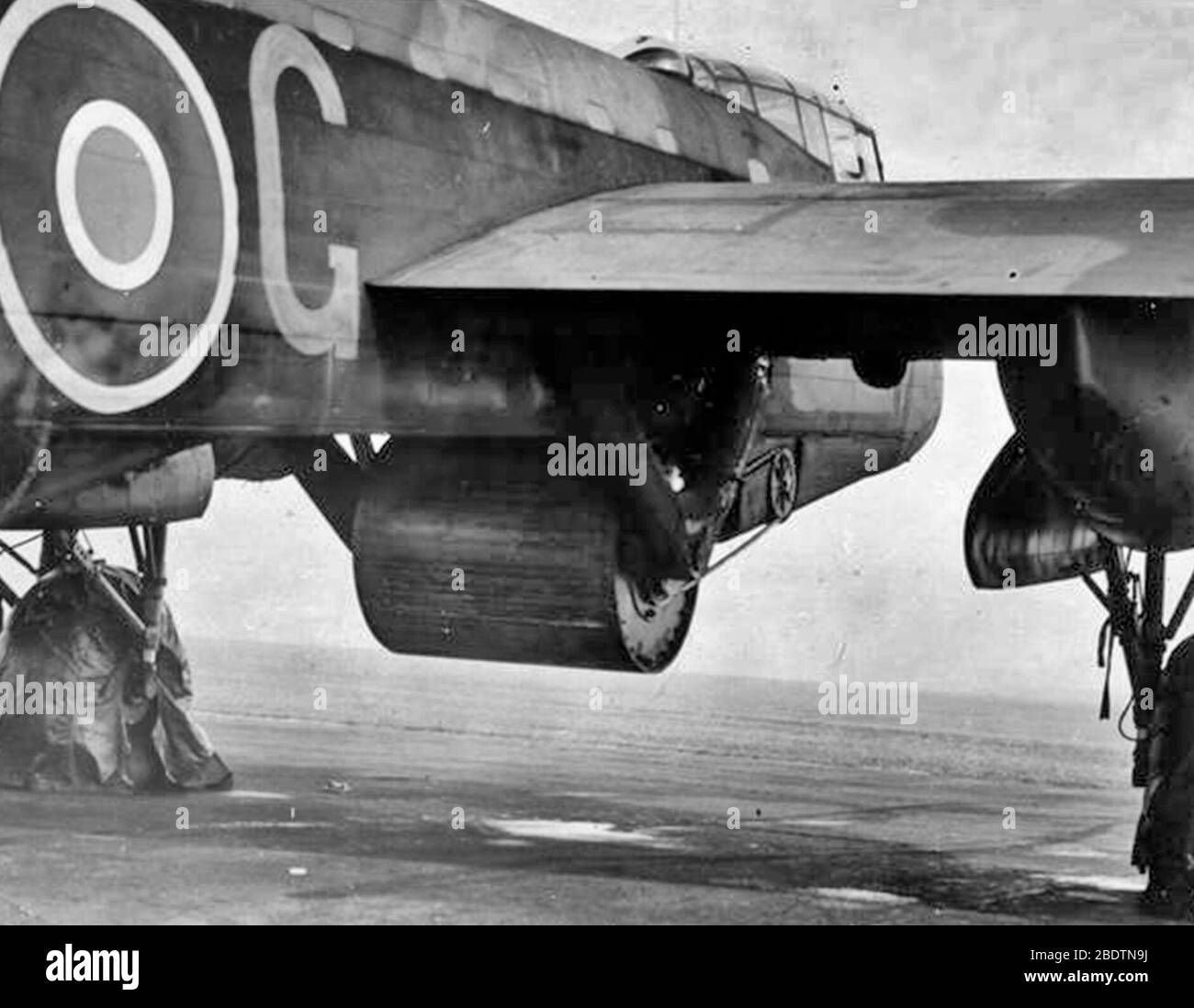 Operation CHASTISE: Der Angriff auf die Möhne, Eder und Sorpe Dams durch die 617 Squadron RAF in der Nacht vom 16. Auf den 17. Mai 1943. Eine praktische Waffe mit 10.000 lbs "Aufrechterhaltung", die an der Bombentracht von Wing Commander Guy Gibsons Avro Type 464 (Provisioning) Lancaster, ED932/G "AJ-G" in Manston, Kent angebracht ist, während sie Fallversuche vor Reculve, Mai 1943, durchführte Stockfoto