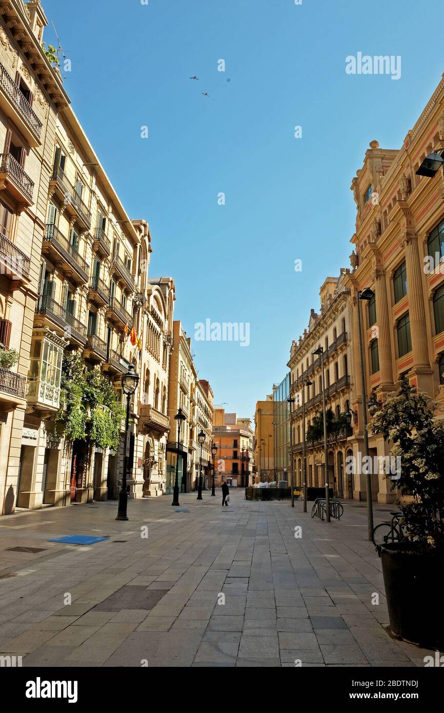 Barcelona, Spanien April 2020 : verlassene Passeig del Angel eine der Haupteinkaufsstraßen der Stadt, während des Corona Virus Ausbruchs Stockfoto
