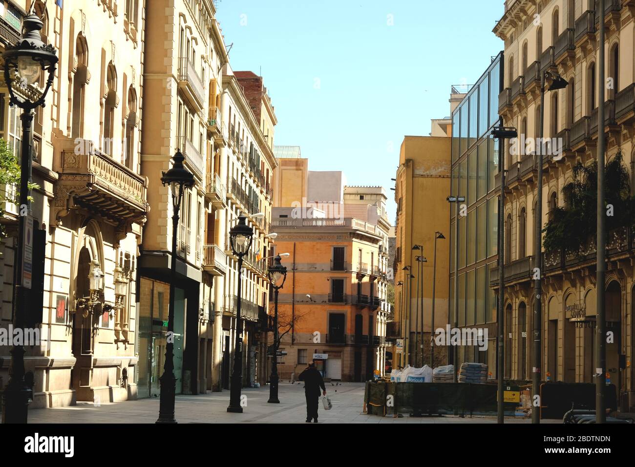 Barcelona, Spanien April 2020: Verlassene Passeig del Angel eine der Hauptstraßen der Shopping der Stadt, während Corona Virus Ausbruch Stockfoto