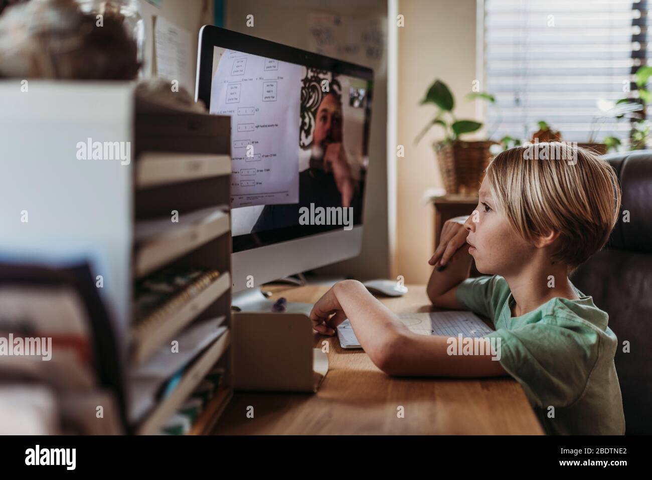 Elementary age junge unter Online-Klasse von Lehrer während der Isolation Stockfoto