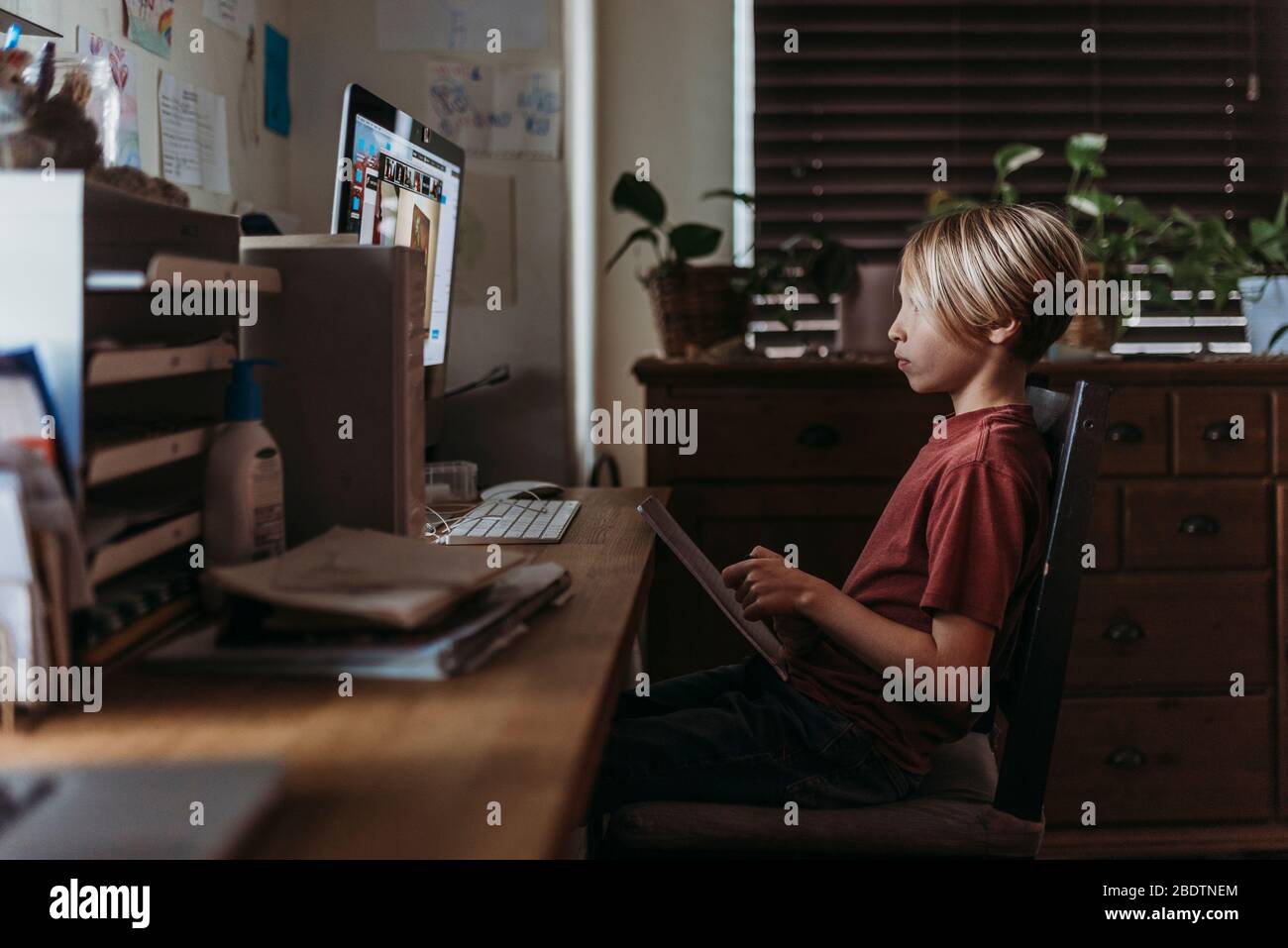 Schulalter Junge online lernen per Video-Chat während der Homeschool Stockfoto