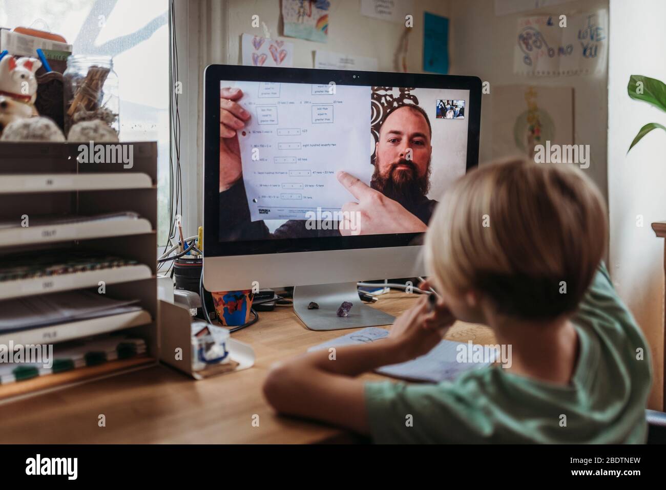 Hinter Ansicht der Schule im Alter von Jungen lernen von Lehrer Leitung Klasse Stockfoto