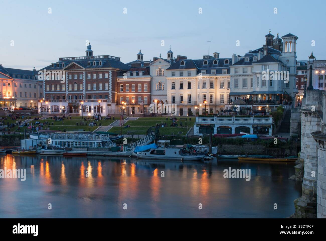 Georgische öffentliche Räume Terrassen am Flussufer Restaurants am Wasser Richmond Bridge Richmond Riverside, London TW9 von Quinlan Terry Architect Stockfoto