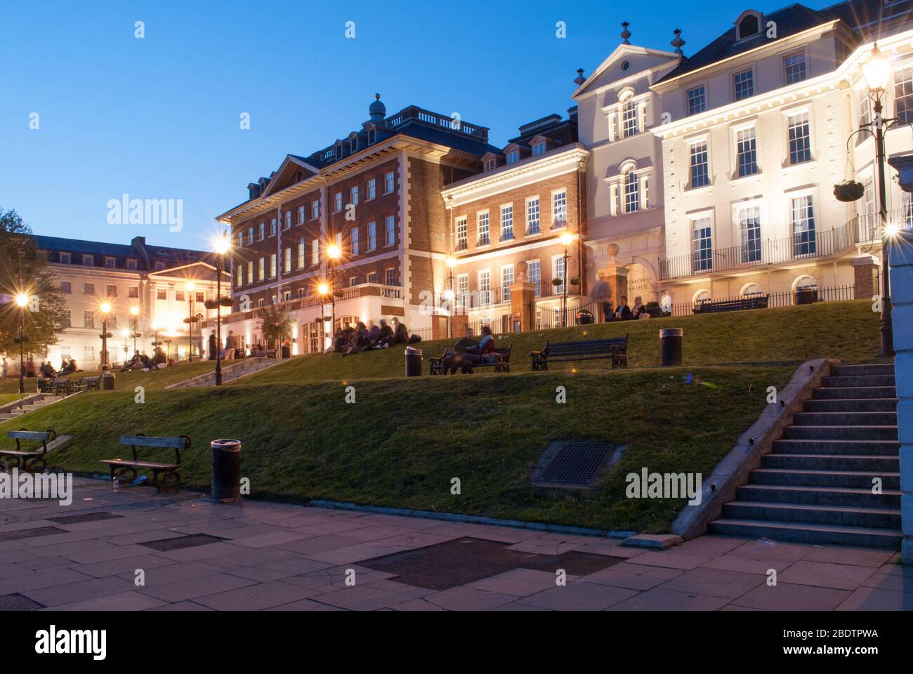 Georgische öffentliche Räume Terrassen am Flussufer Restaurants am Wasser Richmond Bridge Richmond Riverside, London TW9 von Quinlan Terry Architect Stockfoto