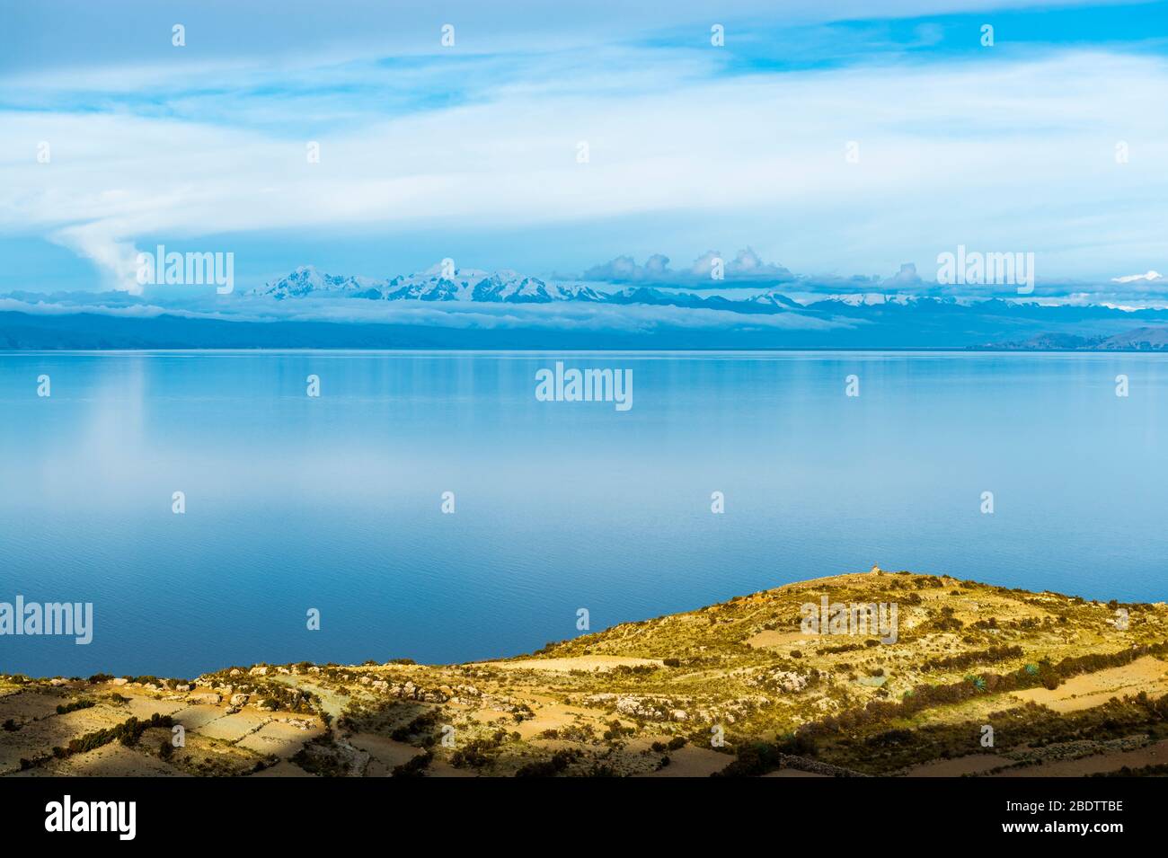 Sonnenuntergang über dem Titicaca See mit der Cordillera Blanca oder White Mountain Range im Hintergrund, Isla del Sol, Bolivien. Stockfoto