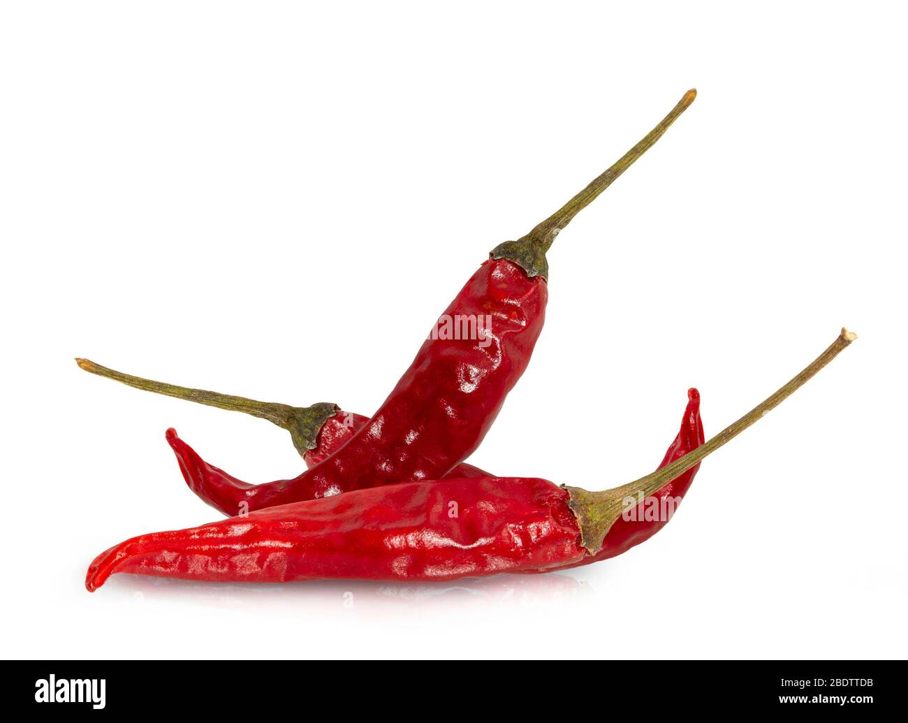 Getrocknete rote Chili- oder Chili-Cayenne-Paprika isoliert auf weißem Hintergrund.Beschneideweg. Stockfoto
