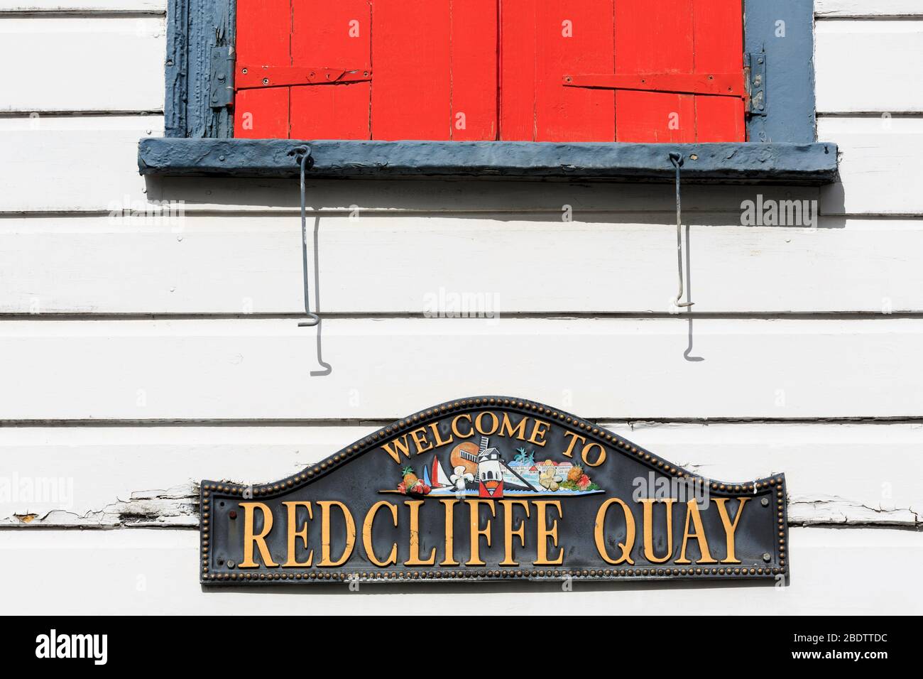 Rote Fensterläden im historischen Redcliffe Quay District, St. John's, Antigua Island, Antigua & Barbuda, Karibik Stockfoto