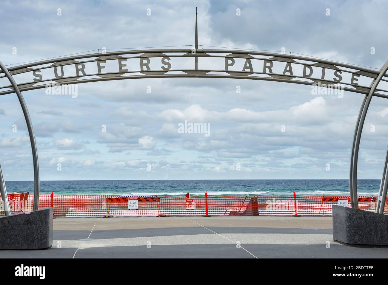 Surfers Paradise Strand geschlossen Covid-19, Strand geschlossen oder Herunterfahren Konzept inmitten Coronavirus Sperrung. ncov Virus Pandemie zwingt ikonischen Wahrzeichen Schließung Stockfoto