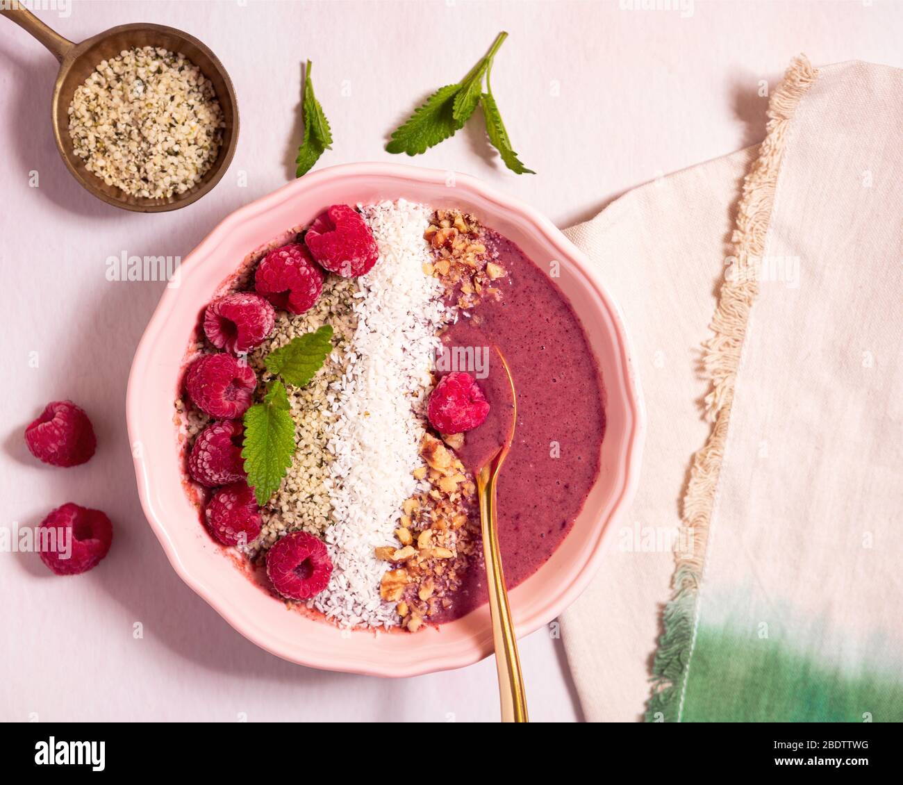 Blick von oben auf eine köstliche BeerenSmoothie-Schüssel mit Super-Food-Toppings Stockfoto