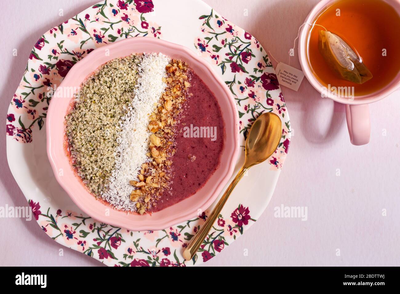 Blick von oben auf eine köstliche BeerenSmoothie-Schüssel mit Super-Food-Toppings Stockfoto