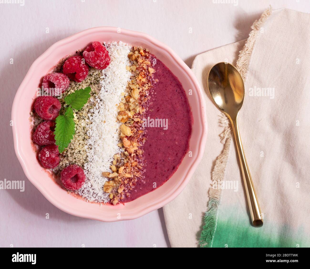 Blick von oben auf eine köstliche BeerenSmoothie-Schüssel mit Super-Food-Toppings Stockfoto