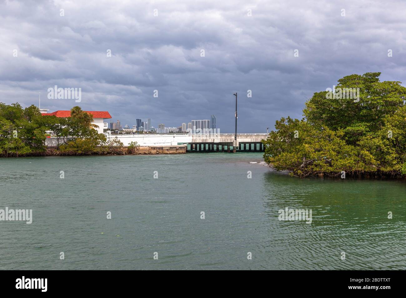 Ein bewölktes Wetter über Biscayne Bay, North Miami, Florida, USA. Stockfoto