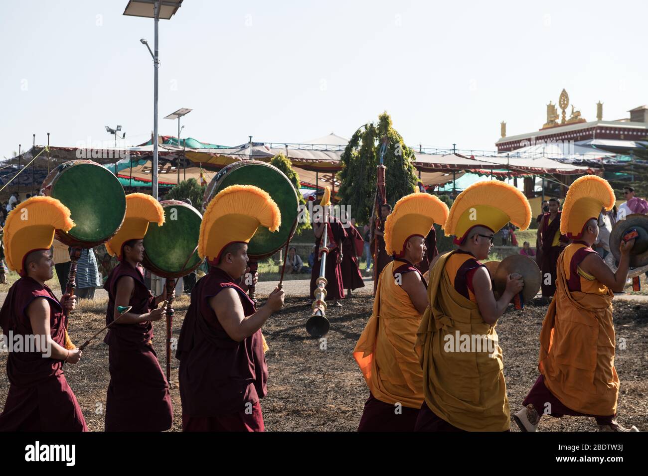 Tibetische Hörner und Gelupa Gelbe Hüte während Cham Tanz, während Losar (Tibetisches Neujahr) in Gurupura tibetische Siedlung, Karnataka, Indien. Stockfoto