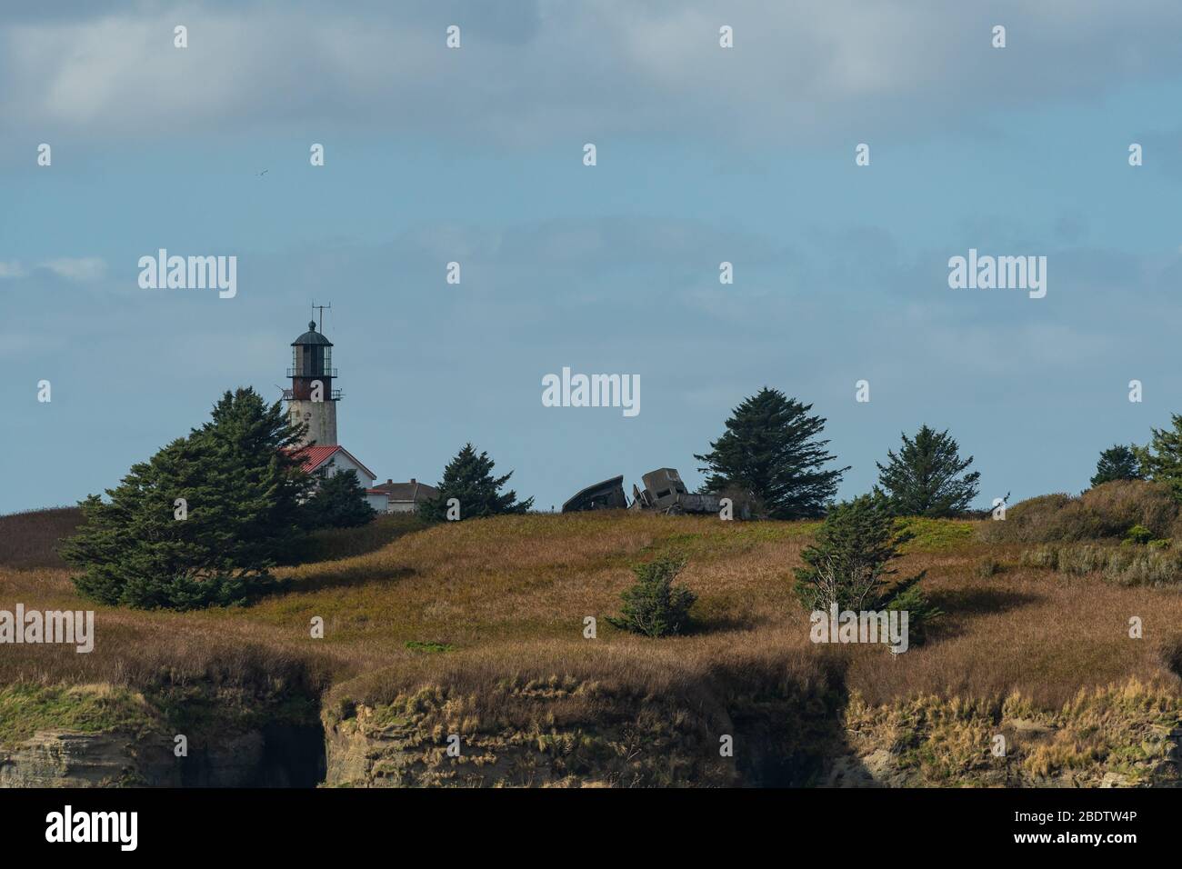 Decreped alte Gebäude und Cape Flattery Leuchtturm Stockfoto