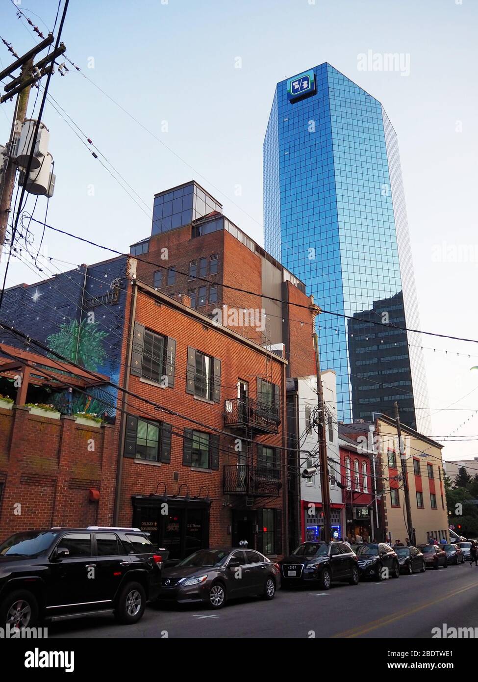 LEXINGTON, KENTUCKY - 25. JULI 2019: Ein Block von N. Mill Street in der Innenstadt von Lexington, mit dem Lexington Finanzcial Center auch bekannt als The Big Blue Stockfoto
