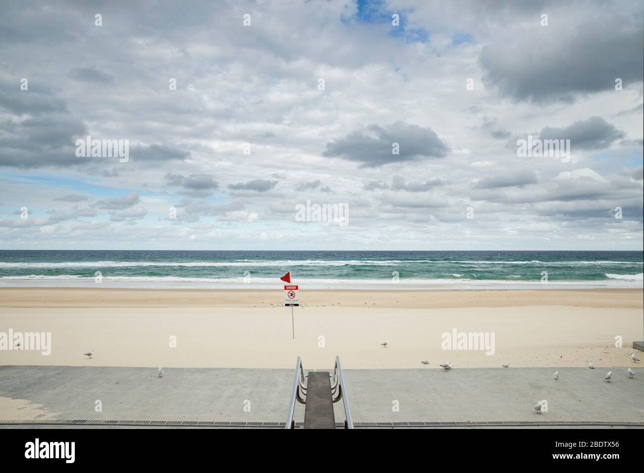 Surfers Paradise Strand geschlossen, Covid-19 Virus, Strand geschlossen oder Shutdown-Konzept inmitten Coronavirus Ängste. 2019-ncov zwingt die Regierung von Queensland, den berühmten Strand zu sperren, um die Ausbreitung von Viren zu stoppen, Stockfoto