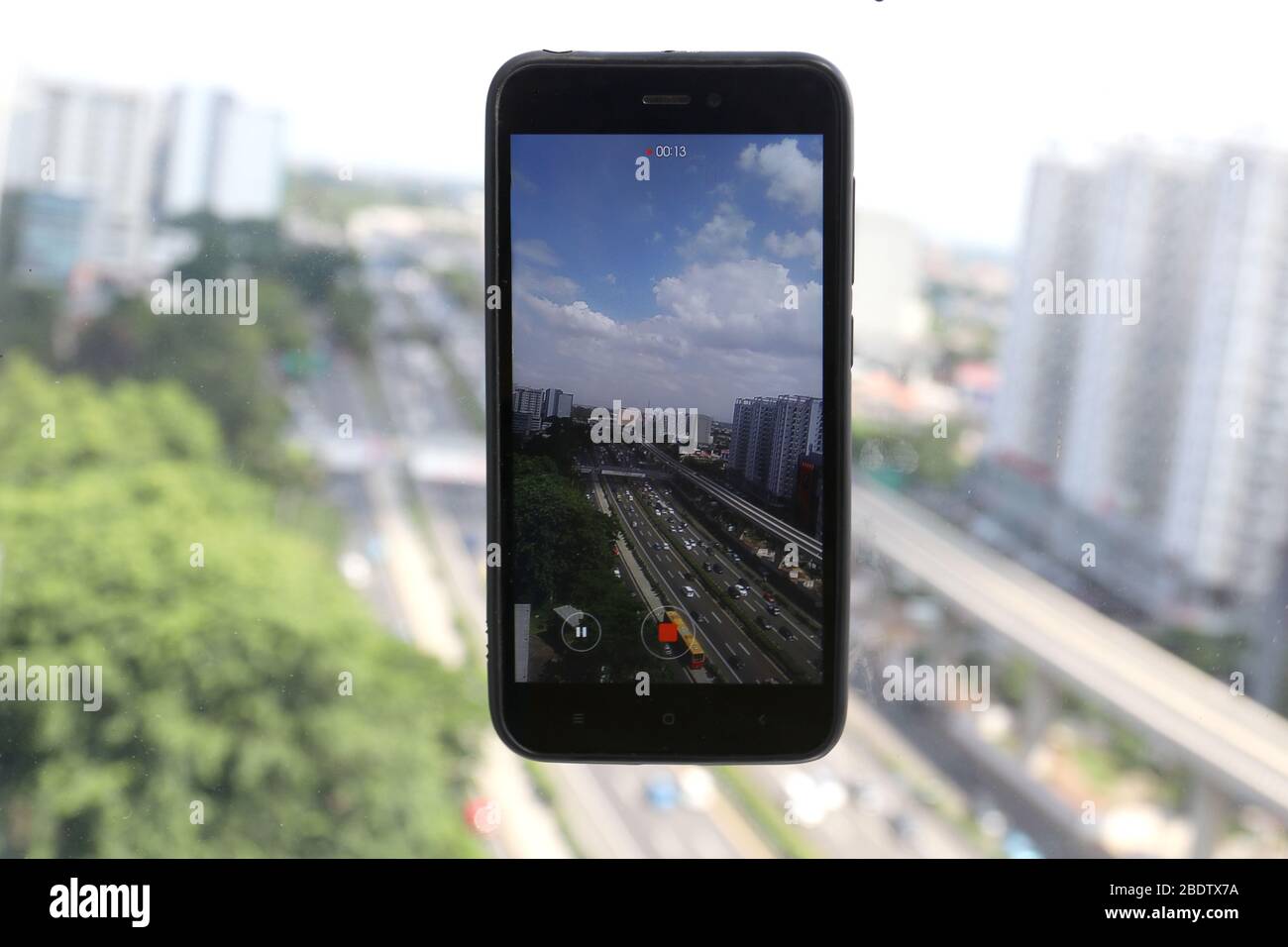 Aufnahme Film Jakarta Stadtbild Verkehr Zeitraffer mit Handtelefon / Sellular Telefon Stockfoto