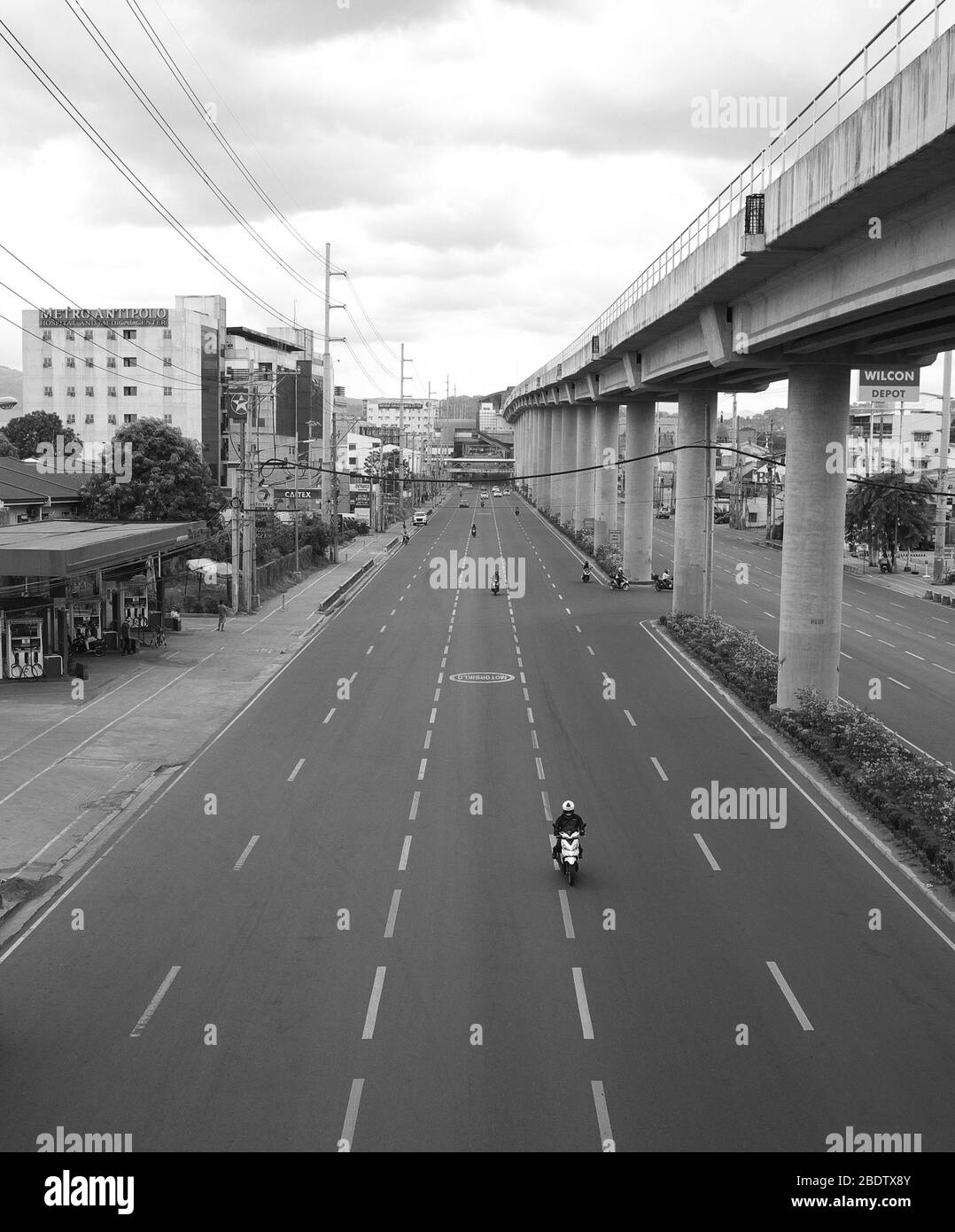 9. April 2020 Motorradfahrer fahren durch einen leeren Marcos Highway in Antipolo Rizal (Philippinen). Stockfoto