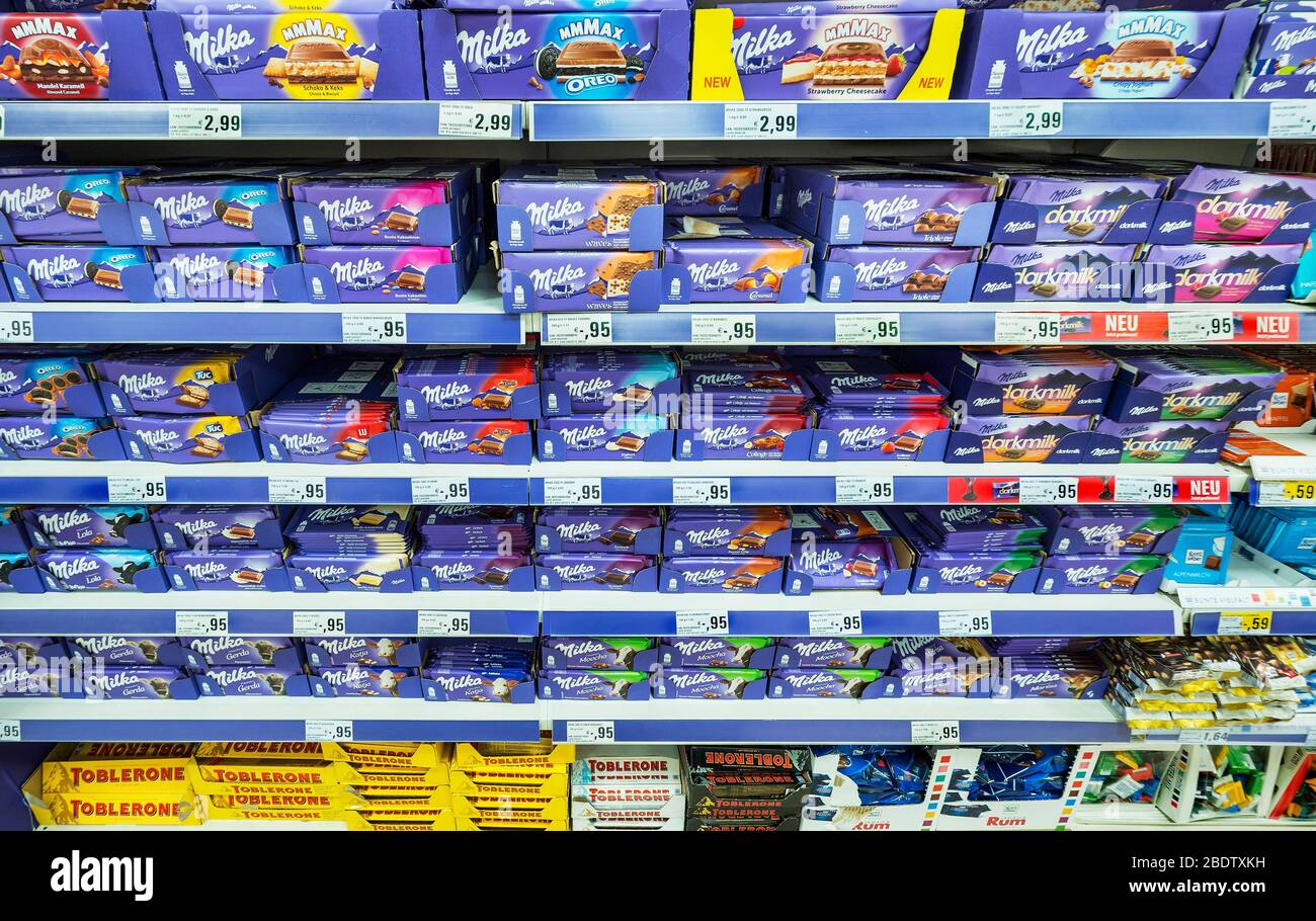 Regal mit Schokolade, Supermarkt, Bayern, Deutschland Stockfoto