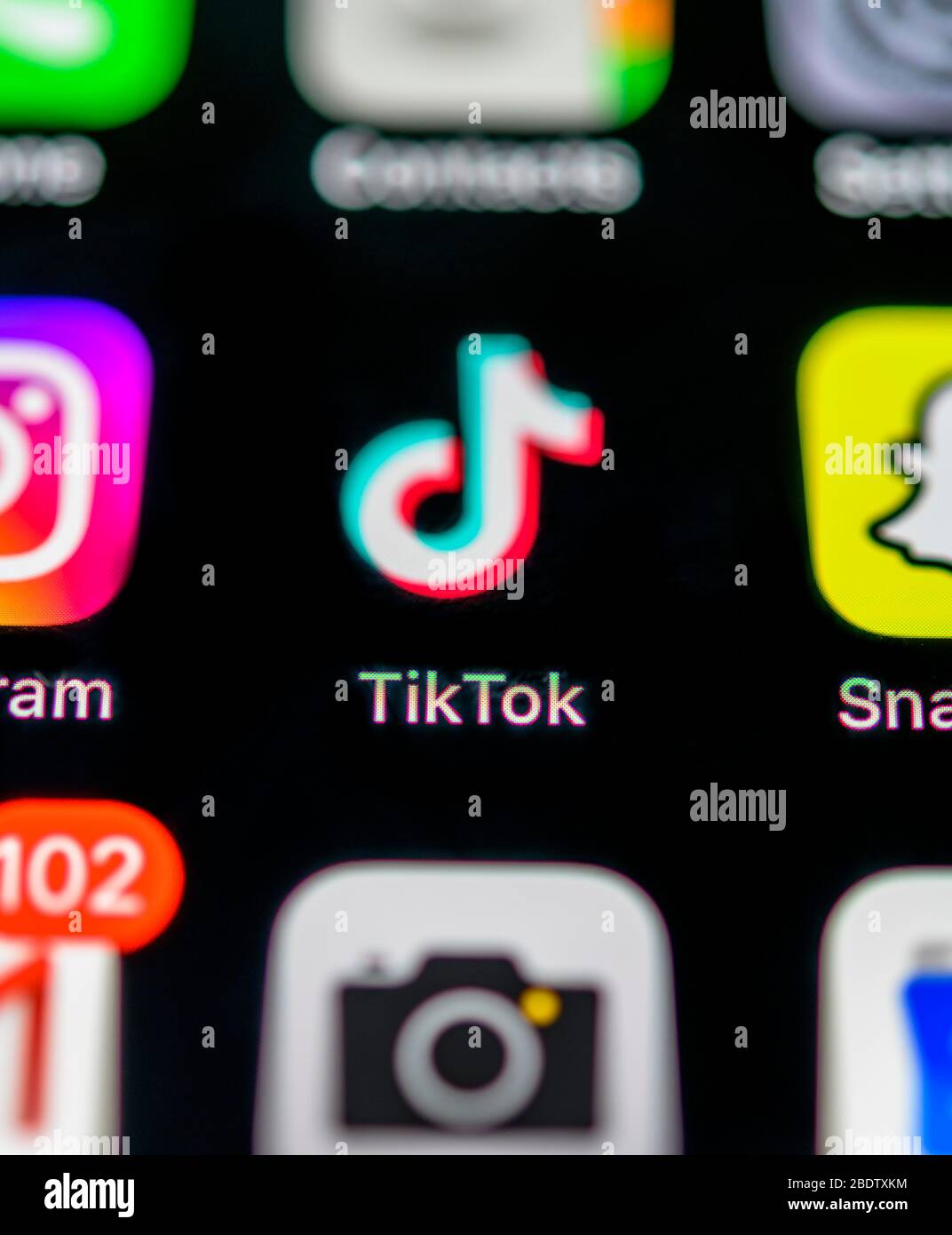 TikTok App, soziales Netzwerk, App-Symbol, Display auf Handy, Smartphone, Makroaufnahme, Detail, Vollbild Stockfoto