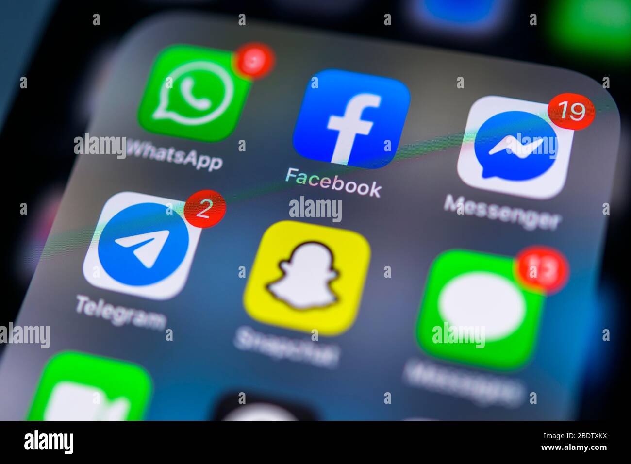 WhatsApp, Facebook, Facebook Messenger, Telegram, Snapchat App, App-Icons, Display auf dem Display des Handys, Smartphone, Detail, Vollformat Stockfoto