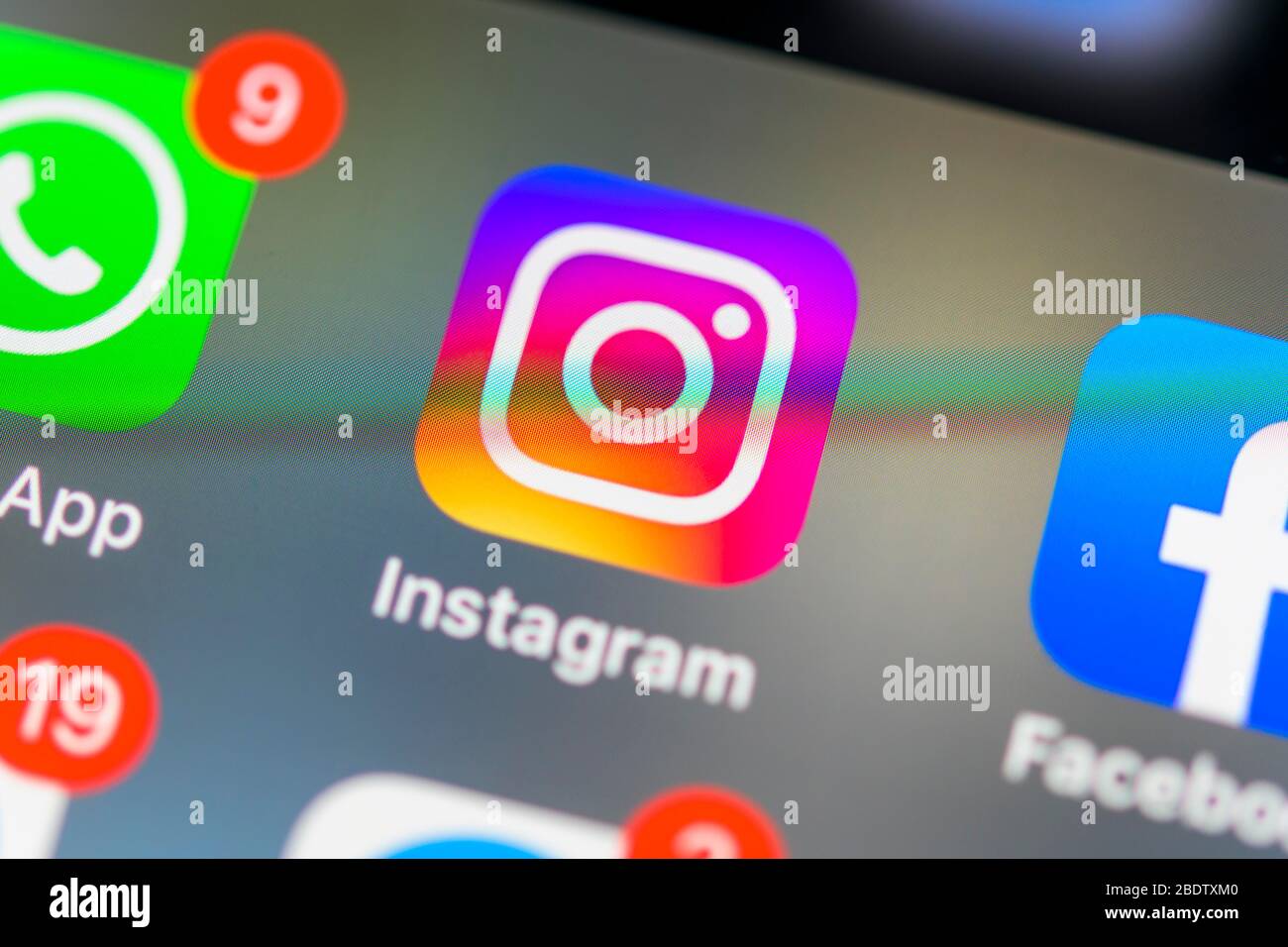 Instagram App, soziales Netzwerk, App-Symbol, Display auf dem Bildschirm des Mobiltelefons, Smartphone, Detail, Vollbild Stockfoto