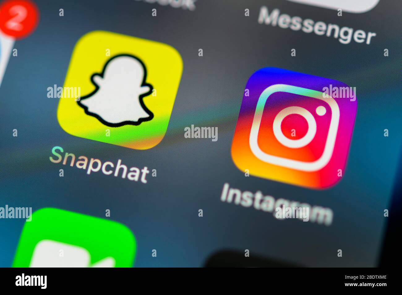 Snapchat und Instagram App, soziales Netzwerk, App-Symbol, Display auf dem Display des Mobiltelefons, Smartphone, Detail, Vollbild Stockfoto