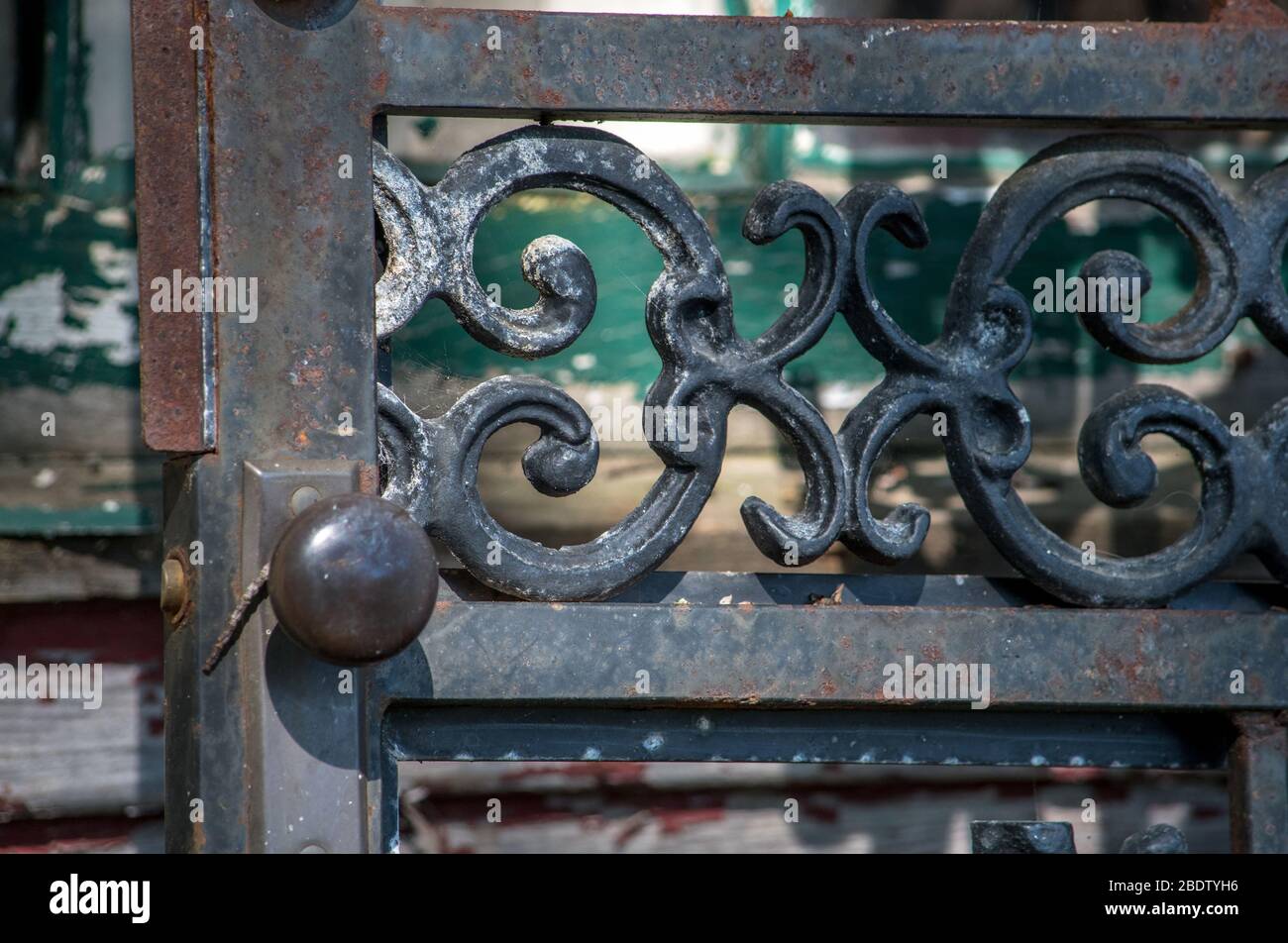 Antiken dekorativen Tür mit alten Metall Türgriff Stockfoto