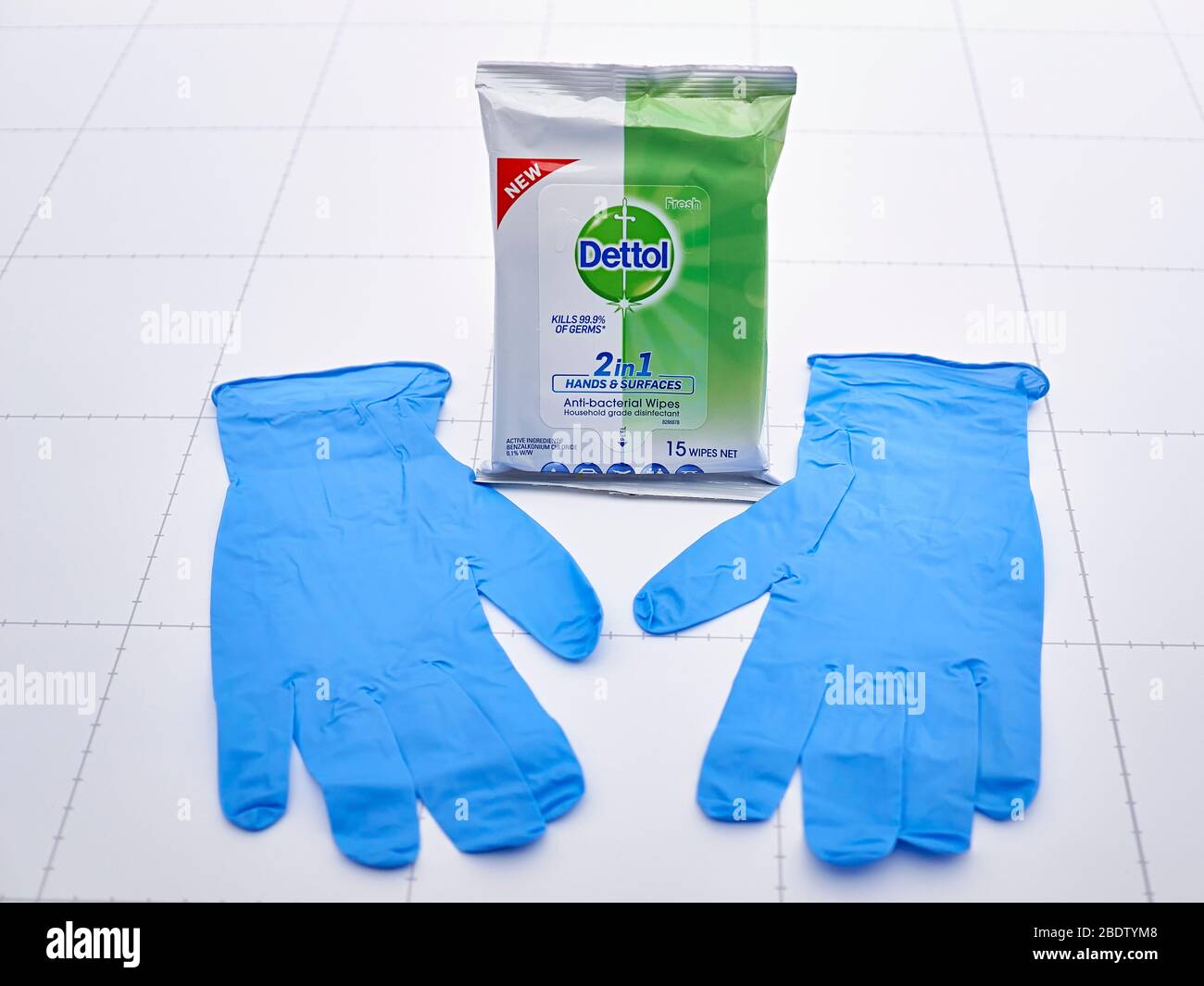 Reinigen und schützen Sie Ihre Hände, verwenden Sie antibakterielle Tücher und tragen Sie Handschuhe Stockfoto