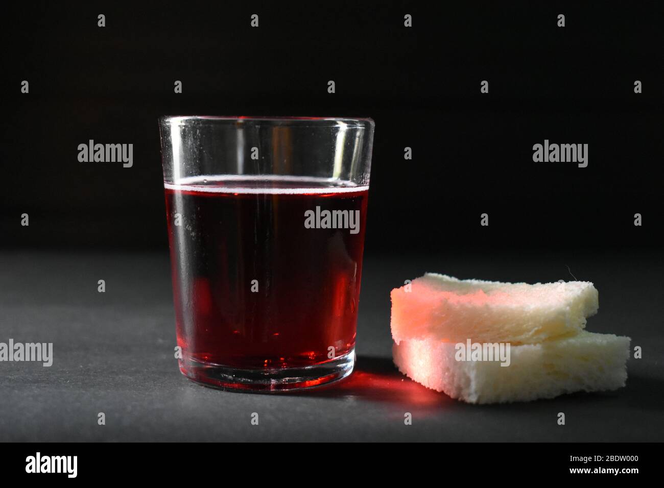 Heilige Kommunion zu Hause während des Ausbruch des Coronavirus. Surakarta, Indonesien. Stockfoto