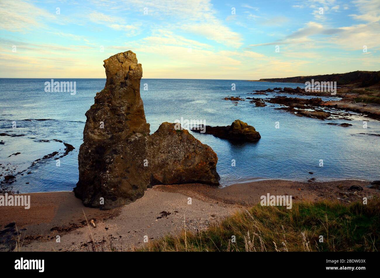 Felsen und Spindel auf dem Küstenweg von Fife in der Nähe von St, Andrews, Fife, Schottland Stockfoto
