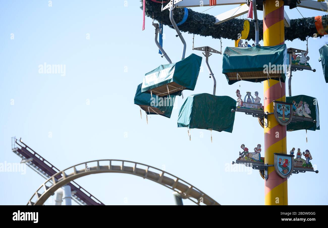 Cleebronn, Deutschland. April 2020. Plane bedecken die Gondeln der Attraktion 'Maypole' im Freizeitpark Tripsdrill. Im Hintergrund sieht man Teile von zwei neuen Achterbahnen, die noch im Bau sind. Während der osterferien ist der Park eigentlich sehr gut besucht. Um die Ausbreitung des Coronavirus zu verlangsamen, sind auch Vergnügungsparks geschlossen. Quelle: Sebastian Gollnow/dpa/Alamy Live News Stockfoto