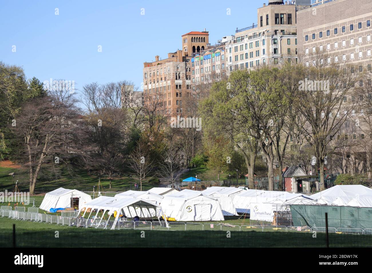 New York, Usa. April 2020. Nova York (EUA), 09/04/2020 - Coronavirus/Estados Unidos -Hospital de campanha montado dentro do Central Park em Nova York nos Estados Unidos nesta quinta-feira, 09. A cidade de Nova York é o epicentro da pandemia do Coronavirus (COVID-19). (Foto: William Volcov/Brazil Photo Press/Agencia O Globo) Mundo Credit: Brazil Photo Press/Alamy Live News Stockfoto