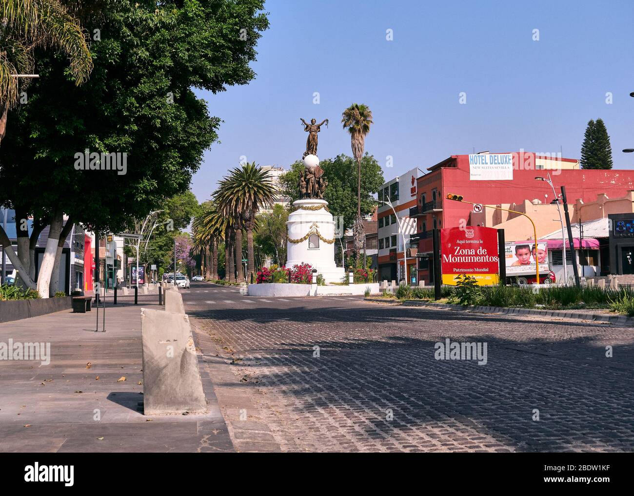 Leere Straße Avenida Jarez ohne Menschen und Auto in Puebla Stadt während des Covid-19 Virus, Puebla de Zaragoza, Mexiko, im April 9, 2020. Stockfoto