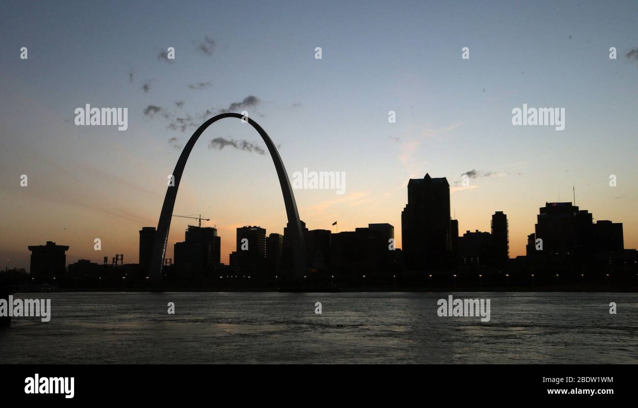 St. Louis, Usa. April 2020. Die Sonne geht auf der Stadt von St. Louis Donnerstag, 9. April 2020 unter. Foto von Bill Greenblatt/UPI Quelle: UPI/Alamy Live News Stockfoto