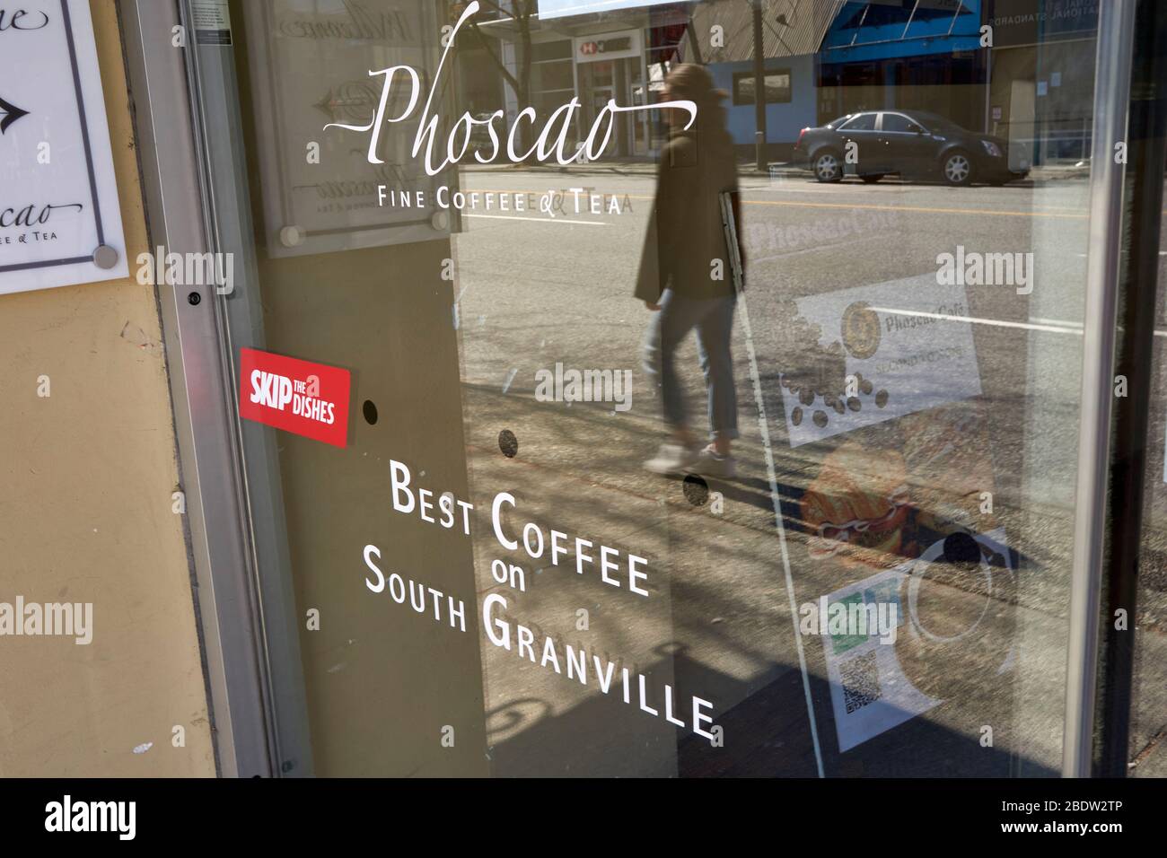 Vancouver, Kanada, 09. April 2020. Eine Frau geht während der COVD-19-Pandemie an einem geschlossenen Café vorbei. Stockfoto