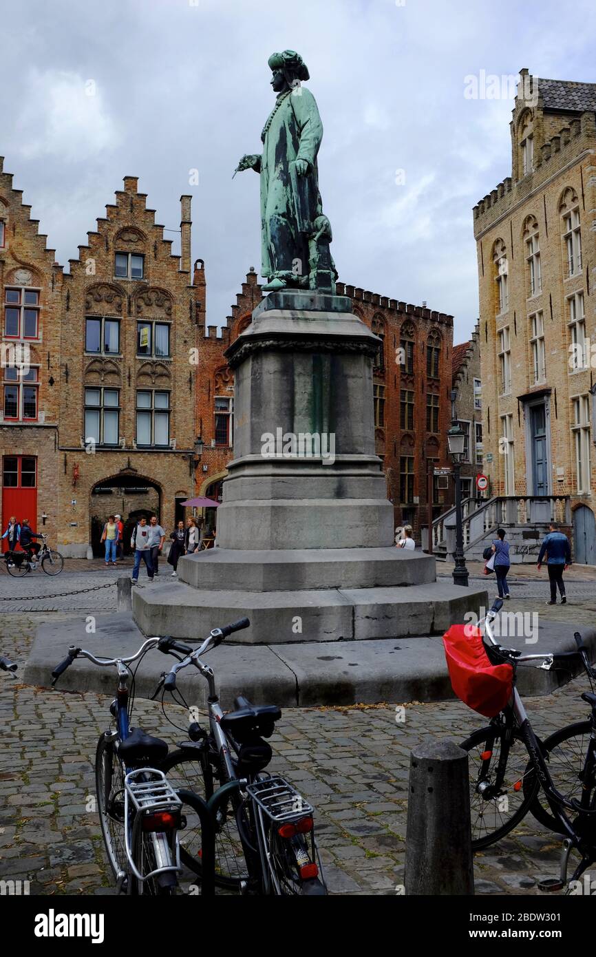 Statue des flämischen Malers Jan Van Eyck auf dem Jan Van Eyckplein (Jan Van Eyck Platz) im historischen Zentrum von Brügge.Provinz Westflandern.Belgien Stockfoto