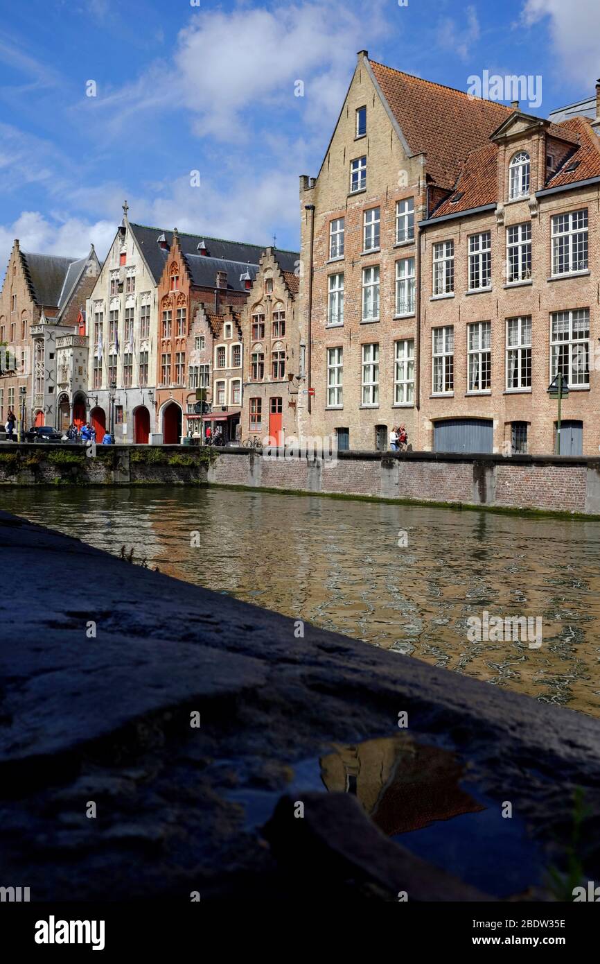 Historische Architekturen entlang des Kanals im historischen Zentrum von Brügge.Westflandern.Belgien Stockfoto