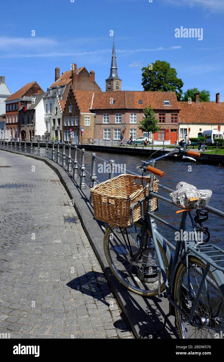 Kanal im historischen Zentrum von Brügge mit einem Fahrrad im Vordergrund.Brügge.Westflandern.Belgien Stockfoto