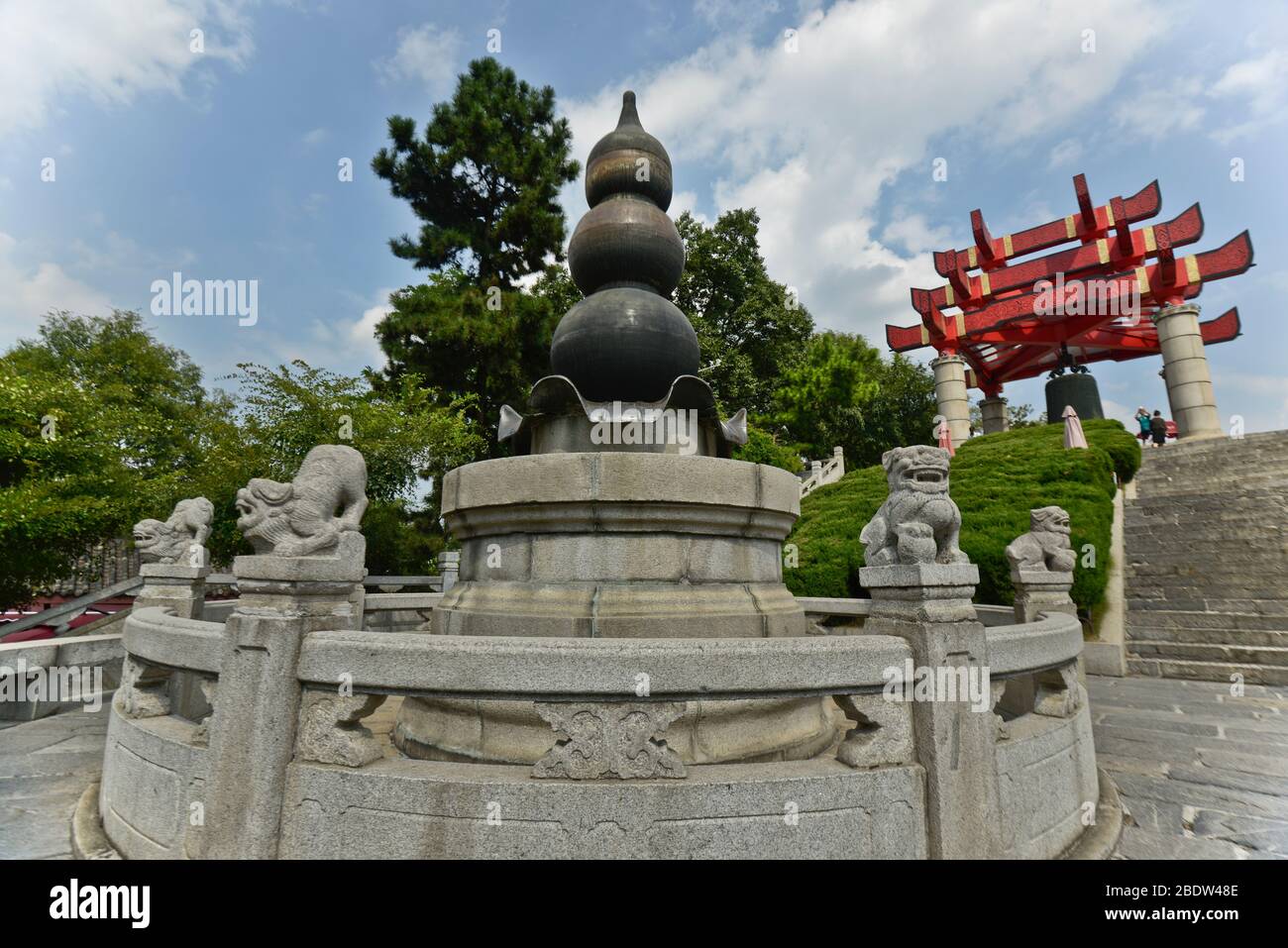 Yellow Crane Tower Park: Antike Bronzespitze und Millennium Bell. Wuhan, China Stockfoto