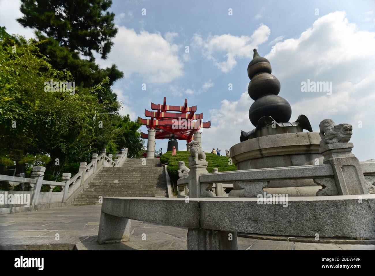 Yellow Crane Tower Park: Antike Bronzespitze und Millennium Bell. Wuhan, China Stockfoto