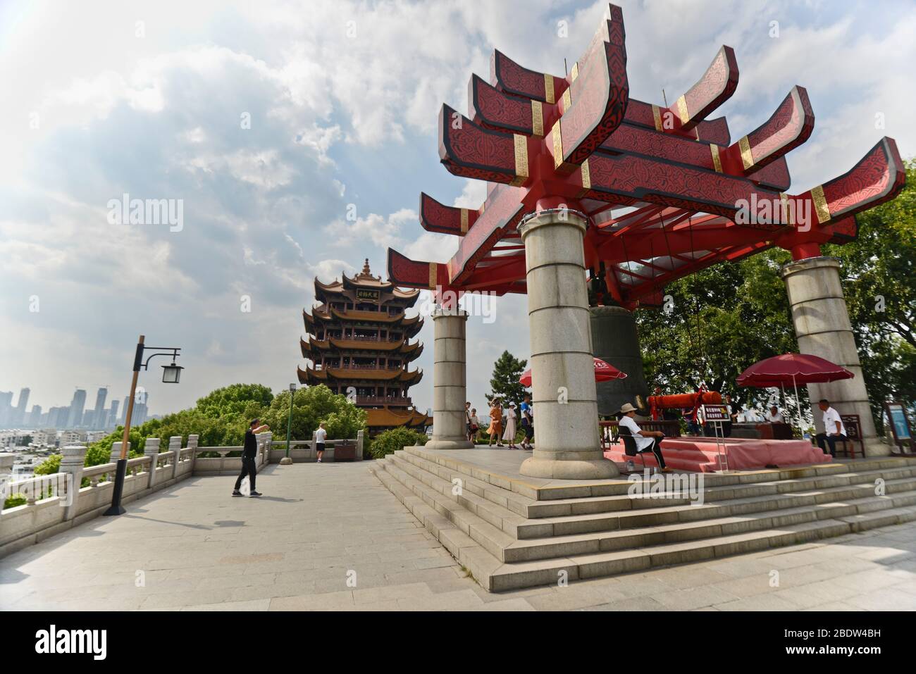 Gelber Kranturm und Millennium Bell. Wuhan, China Stockfoto
