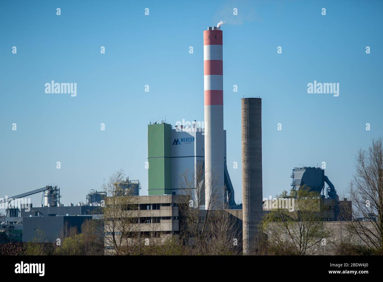 Arneburg, Deutschland. April 2020. Die Ruinen des Kernkraftwerks Stendal, hinter dem sich die Anlagen der Zellstofffabrik "Mercer Stendal" befinden. Einige der für das Kernkraftwerk errichteten Gebäude sind noch heute in Betrieb. Die Bauarbeiten an den Reaktoren des Kernkraftwerks sollen 1981 begonnen haben. 1991 wurde der offizielle Baustopp erklärt. Das Kernkraftwerk Stendal war nie ans Netz angeschlossen worden. Heute sind nur noch Ruinen und wirtschaftliche oder Sicherheitsgebäude zu sehen. Quelle: Klaus-Dietmar Gabbert/dpa-Zentralbild/ZB/dpa/Alamy Live News Stockfoto