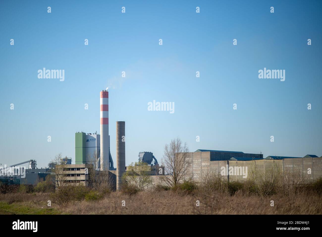 Arneburg, Deutschland. April 2020. Die Ruinen des Kernkraftwerks Stendal, hinter dem sich die Anlagen der Zellstofffabrik "Mercer Stendal" befinden. Einige der für das Kernkraftwerk errichteten Gebäude sind noch heute in Betrieb. Die Bauarbeiten an den Reaktoren des Kernkraftwerks sollen 1981 begonnen haben. 1991 wurde der offizielle Baustopp erklärt. Das Kernkraftwerk Stendal war nie ans Netz angeschlossen worden. Heute sind nur noch Ruinen und wirtschaftliche oder Sicherheitsgebäude zu sehen. Quelle: Klaus-Dietmar Gabbert/dpa-Zentralbild/ZB/dpa/Alamy Live News Stockfoto